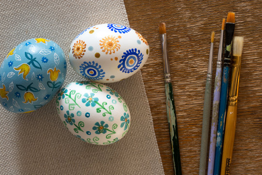 Easter eggs and brushes