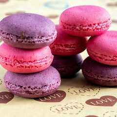 macaroni,French pastry made of egg whites, sugar and ground almonds.