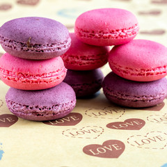 macaroni,French pastry made of egg whites, sugar and ground almonds.