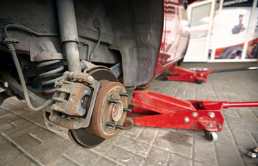 Replacing the wheels on a car on the service.