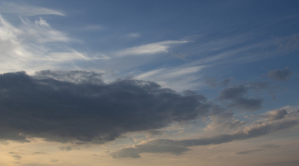 Obraz premium Beautiful sunset in the clouds, bright sun