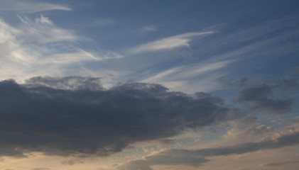Obraz premium Beautiful sunset in the clouds, bright sun