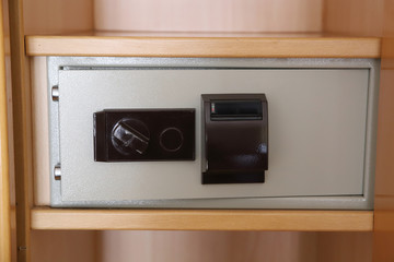 Obraz premium caja fuerte en el armario de un hotel
