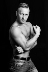 Naklejka premium portret mężczyzny w studio na czarnym tle