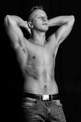 portret mężczyzny w studio na czarnym tle © FOTOWAWA
