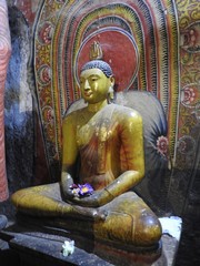 Obraz premium The golden temple of Dambulla is world heritage site and has a total of a total of 153 Buddha statues, three statues of Sri Lankan kings and four statues of gods and goddesses.
