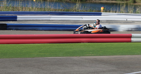 padre e hijo en un kart biplaza en un circuito de carreras
