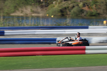 padre e hijo en un kart biplaza en un circuito de carreras