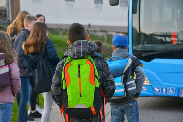 Schüler mit Schulrucksack der Grundschule auf dem morgendlichen Weg zum Schulbus - Powered by Adobe