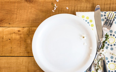 Spring table setting with white flowers
