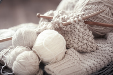 Obraz premium The macro concept of knitting wool and needles