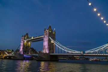 Tower bridge de noche