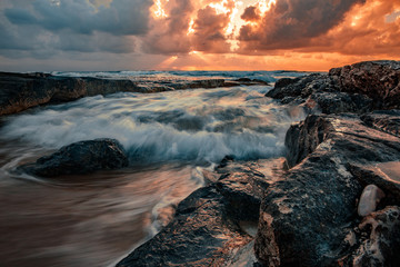 Obraz premium Piękny zachód słońca na morzu. Pomarańczowy świt nad morzem