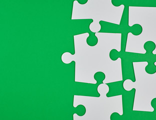 Obraz premium blank white big puzzles on green background