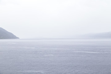 Vista de un lago nublado, Lago Ness