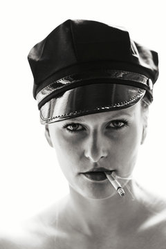 rauchende Frau mit M&uuml;tze und Zigarette schwarz weiss