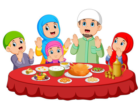 A happy family are praying for eat the food on the ied mubarak