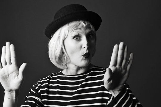 Clown Frau mit Hut Grimasse Kost&uuml;m