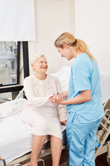 Pflegekraft betreut kranke Senior Frau