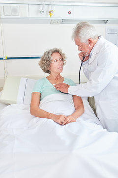 Arzt beim Abhören einer Patientin