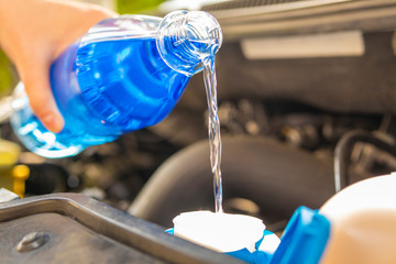 Auto  Service Scheibenwaschanlage auffüllen mit blauer Flüssigkeit aus Flasche 1