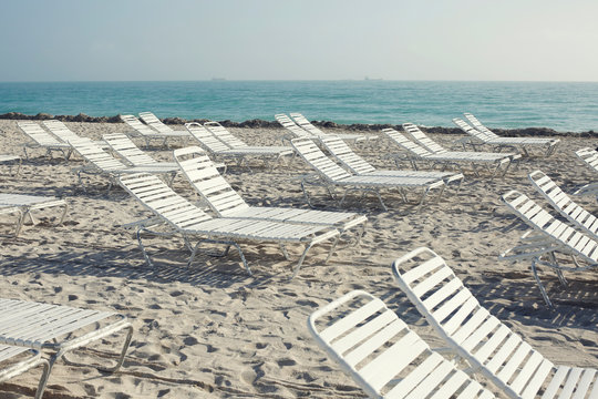 einsame Liegen am Strand