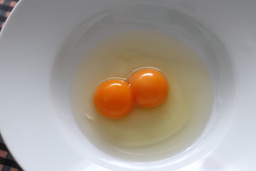 Huevos gemelos en un plato blanco
