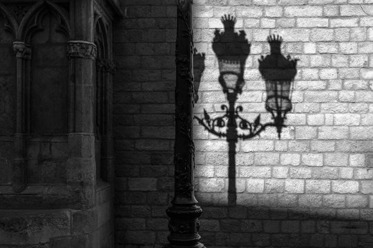 Schatten einer Strassenlaterne