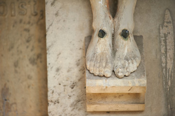 Füße des gekreuzigten Jesus Christus auf einem Friedhof