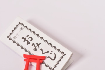 鳥居とおみくじ