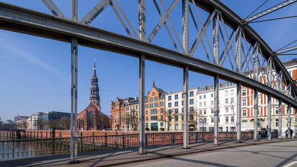 Hamburg auf der Kornhausbrücke im Hafen entzerrt sonnig