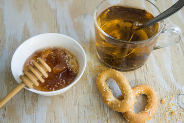 Black tea with cracker ring honey and pea