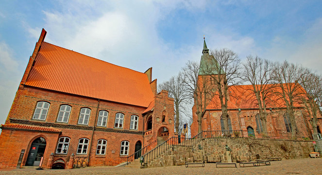 Mölln: Blick vom Markt auf Rathaus und St.-Nicolai-Kirche