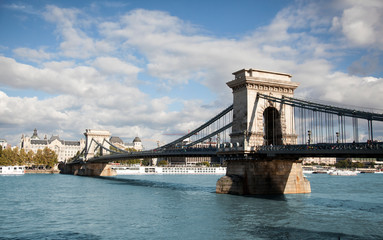 Fototapeta na wymiar BUDAPEST, HUNGARY - SEPTEMBER 22, 2017: The Széchenyi Chain Bridge is a suspension bridge that spans the River Danube between Buda and Pest, the western and eastern sides of Budapest.