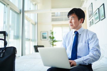 ミドルサラリーマン男性　出張