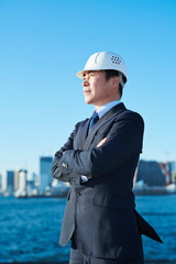 ミドルビジネスマン　建設　青空