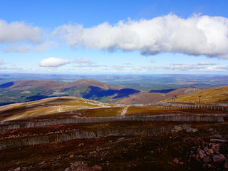 Cairngorm mountain resort Nationalpark mit weitem Blick zum Horizont über die Täler  von Aviemore und Kingussie in Schottland
