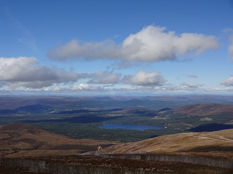 Cairngorm mountain resort Nationalpark mit weitem Blick zum Horizont &uuml;ber die T&auml;ler  von Aviemore und Kingussie in Schottland