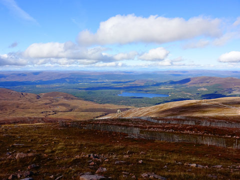 Cairngorm mountain resort Nationalpark mit weitem Blick zum Horizont &uuml;ber die T&auml;ler  von Aviemore und Kingussie in Schottland