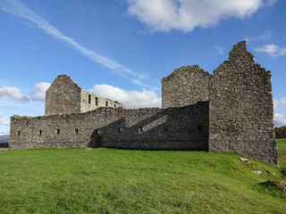 Fototapeta na wymiar Ansicht der Ruinen der Ruthven Barracks bei Kingussie in Schottland bei sonnigem Wetter im Sommer 