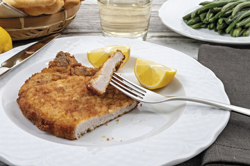 cotoletta alla milanese tagliata dal basso primo piano