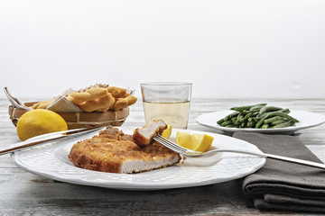 cotoletta alla milanese tagliata con contorno di fagliolini verdi dal basso