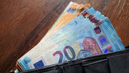 20, 50, 100 Euro Banknoten, Geldscheine in einem schwarzen Geldbeutel