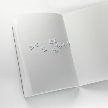 lettres alzheimer glissant d'un cahier vierge