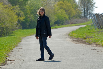 frau geht auf einem feldweg