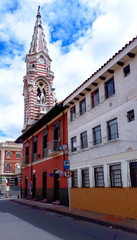 Altstadtstrasse mit Kirche St. Carmen in Bogota
