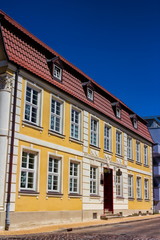 Fototapeta na wymiar Saniertes Bürgerhaus in Rostock, Deutschland