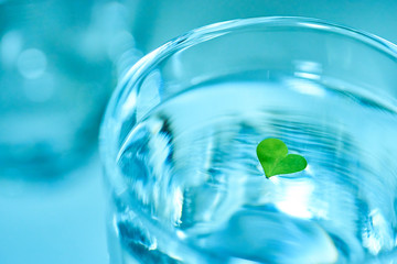 ハートを浮かべるクールグラス