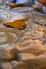Tavola di ristorante apparecchiata 