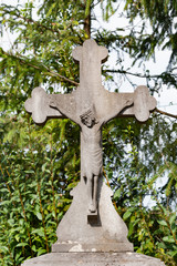 Christ en croix dans un cimetière